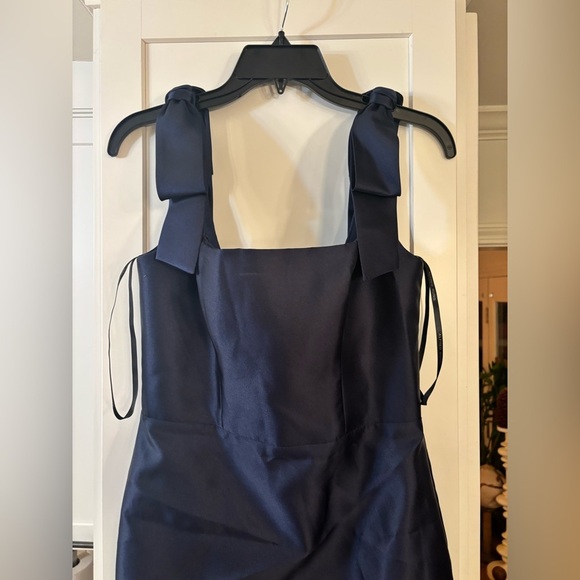 new ALFRED SUNG WINSLET · STYLE D868 · SATIN TWILL bow strap trumpet gown - Picture 4 of 7